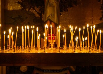Прихожанин кинул топор в голову священника во время службы