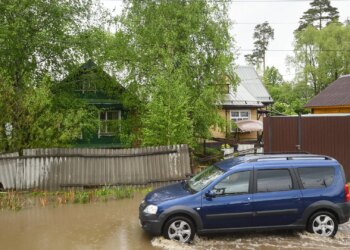 Семья из пяти человек погибла во время наводнения из-за непогоды