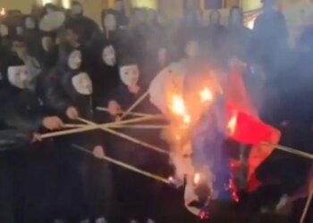 Протестующие после штурма президентского дворца бросились громить уличные кафе в центре Тбилиси