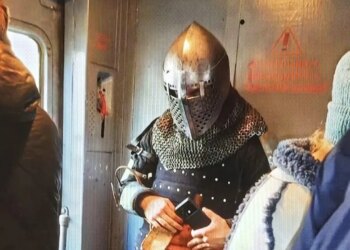 «Гость из прошлого» в доспехах удивил пассажиров подмосковной электрички
