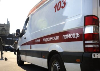 Пятитонный автобус расплющил мужчину, но он сумел выжить