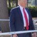 Трамп при посадке самолета во Флориде воспользовался короткой лестницей