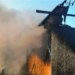 «Стены обгорели внутри и снаружи»: что осталось от дома в кузбасском поселке после масштабного пожара?