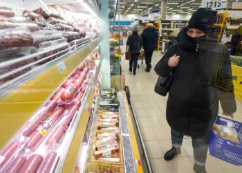 Расходы в магазинах снизились вдвое