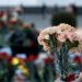 После трагедии в Одинцове люди массово несут к школе цветы и игрушки